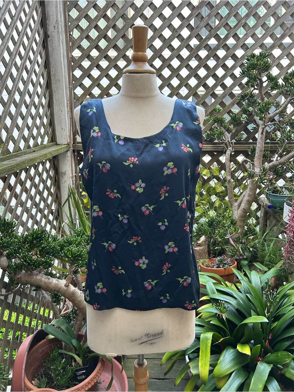 Valerie Stevens Silk, Navy Floral Scoop Neck Tank Top. Size PL. Lined